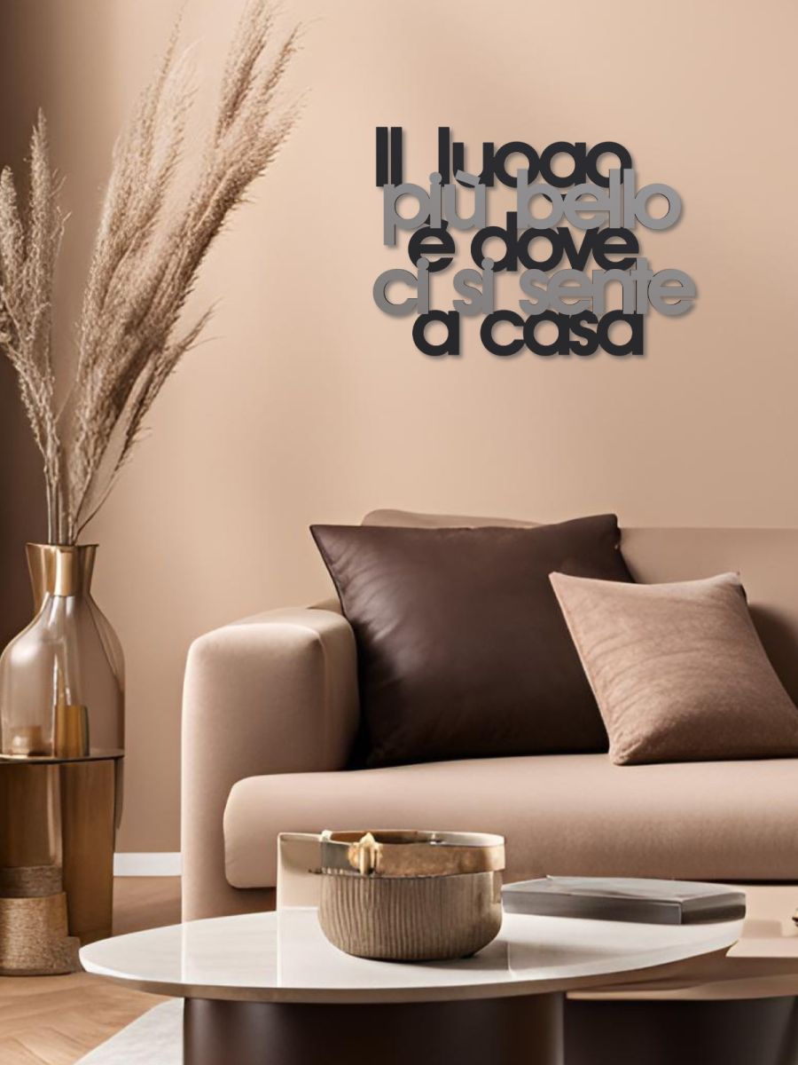 Scritta decorativa "Il luogo più bello è dove ci si sente a casa" ambientazione